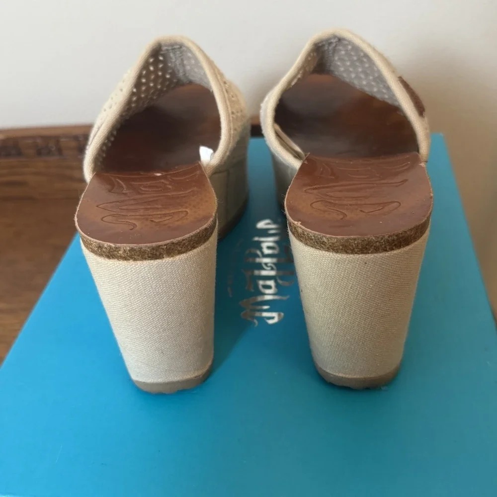 Mad Love Marian Ivory Wedge Sandals Size 8 Platform Peep Toe Slip-On